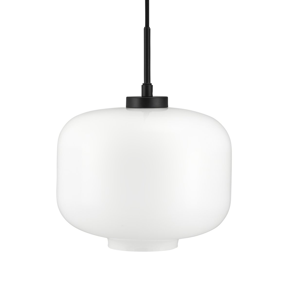Arp Ø25 Opal loftslampe Fra Dyberg Larsen - ARP loftslampe i opal hvidt glas er en klassisk model, der passer ind i alle miljøer, både moderne og klassiske.