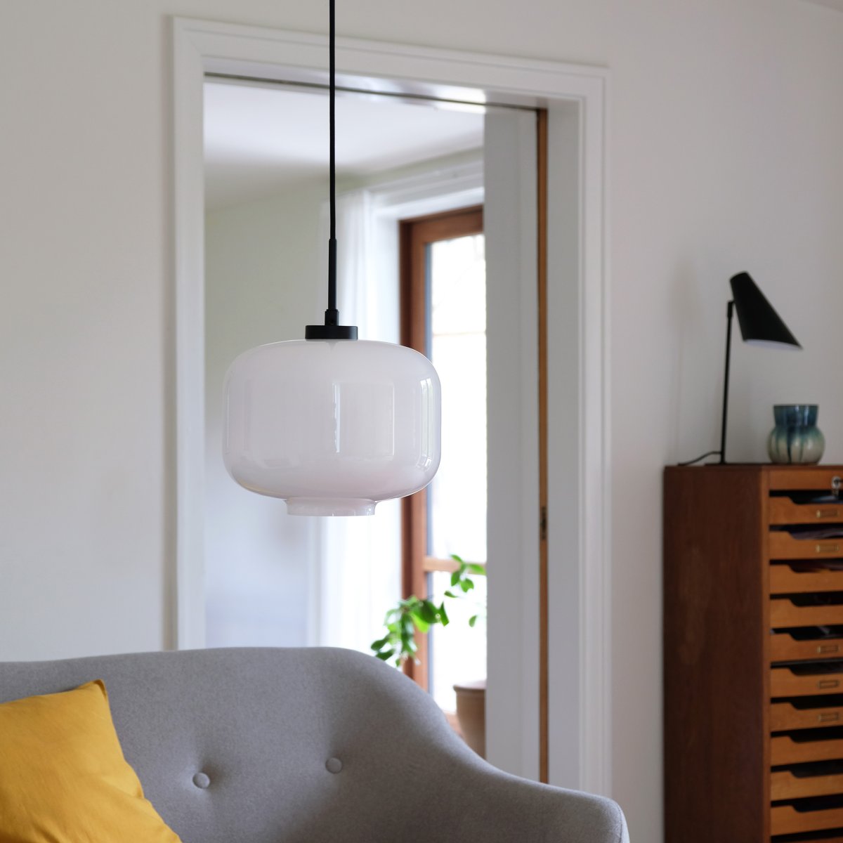 Arp Ø25 Opal loftslampe Fra Dyberg Larsen - ARP loftslampe i opal hvidt glas er en klassisk model, der passer ind i alle miljøer, både moderne og klassiske.