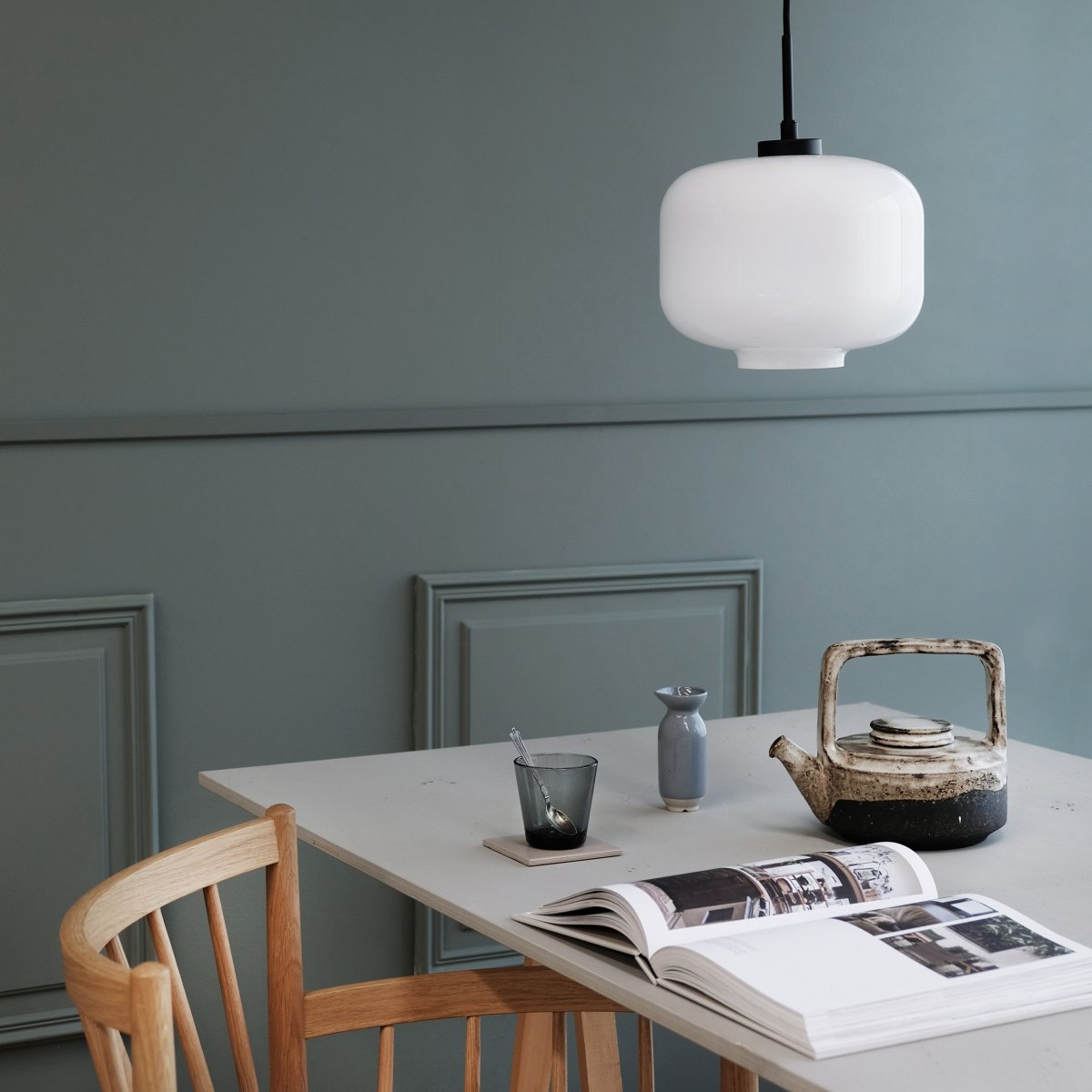 Arp Ø25 Opal loftslampe Fra Dyberg Larsen - ARP loftslampe i opal hvidt glas er en klassisk model, der passer ind i alle miljøer, både moderne og klassiske.