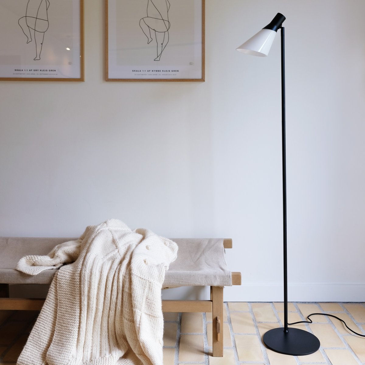 Gent Sort gulvlampe Fra Dyberg Larsen - Gent er en moderne og stilfuld gulvlampe med en lampeskærm af opalglas i kombination med sort metal.