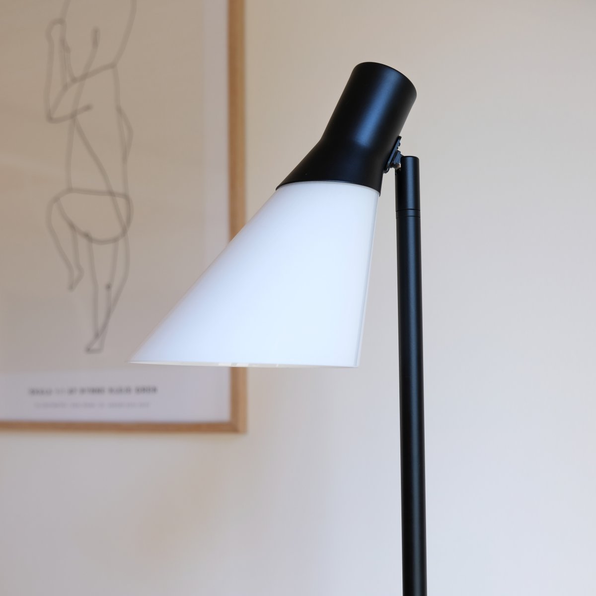 Gent Sort gulvlampe Fra Dyberg Larsen - Gent er en moderne og stilfuld gulvlampe med en lampeskærm af opalglas i kombination med sort metal.