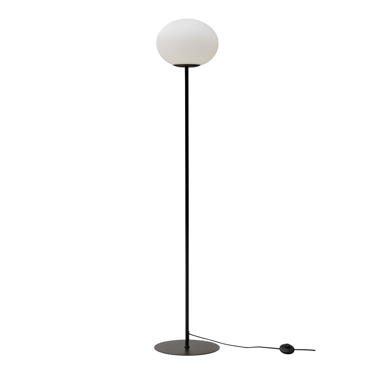 Princess Sort gulvlampe Fra Dyberg Larsen - Princess gulvlampen har et tidl&oslash;st og minimalistisk design med en mat opal hvid glassk&aelig;rm og en sort metalbund.