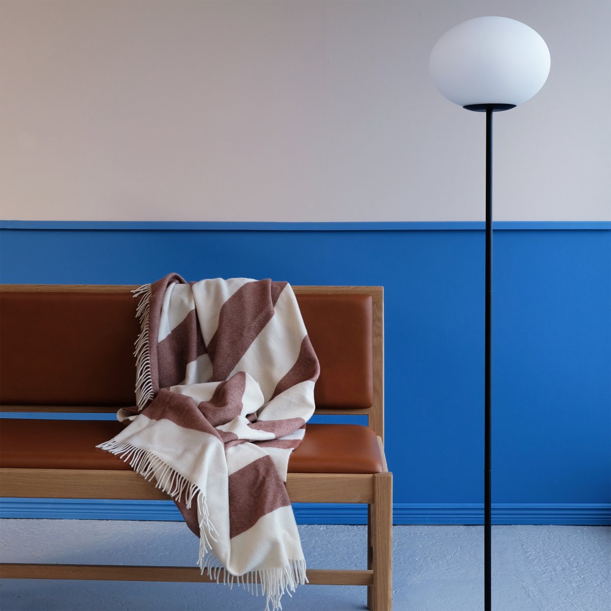 Princess Sort gulvlampe Fra Dyberg Larsen - Princess gulvlampen har et tidl&oslash;st og minimalistisk design med en mat opal hvid glassk&aelig;rm og en sort metalbund.