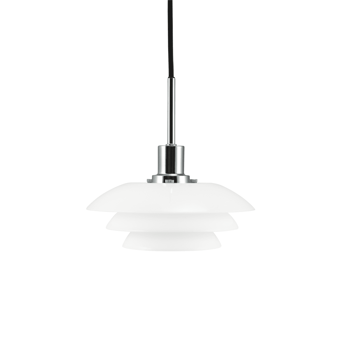 DL20 Ø20 Chrom loftslampe Fra Dyberg Larsen - DL20 opal pendel med metalbund i krom er en elegant lampe, der passer perfekt over spise- eller sofabordet.