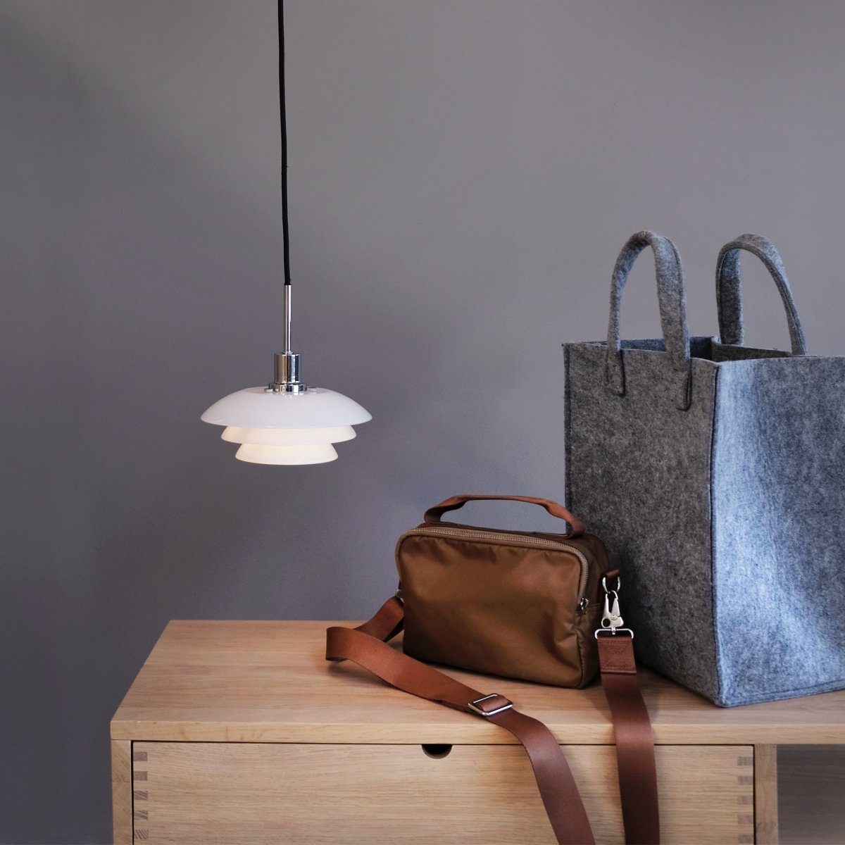 DL20 Ø20 Chrom loftslampe Fra Dyberg Larsen - DL20 opal pendel med metalbund i krom er en elegant lampe, der passer perfekt over spise- eller sofabordet.