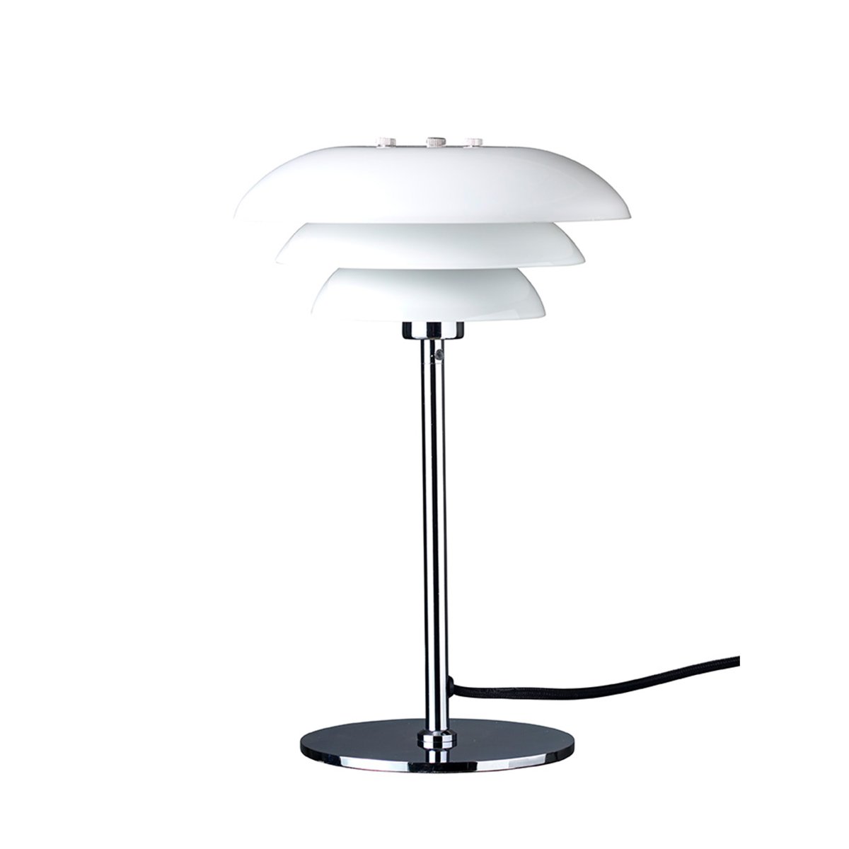 DL20 30cm Chrom bordlampe Fra Dyberg Larsen - DL20 med opalglas og krombund giver dit hjem en elegant og stilfuld opgradering.