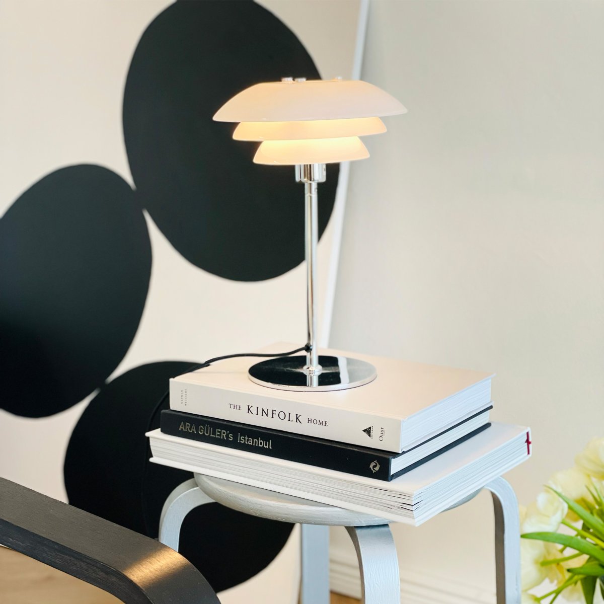 DL20 30cm Chrom bordlampe Fra Dyberg Larsen - DL20 med opalglas og krombund giver dit hjem en elegant og stilfuld opgradering.