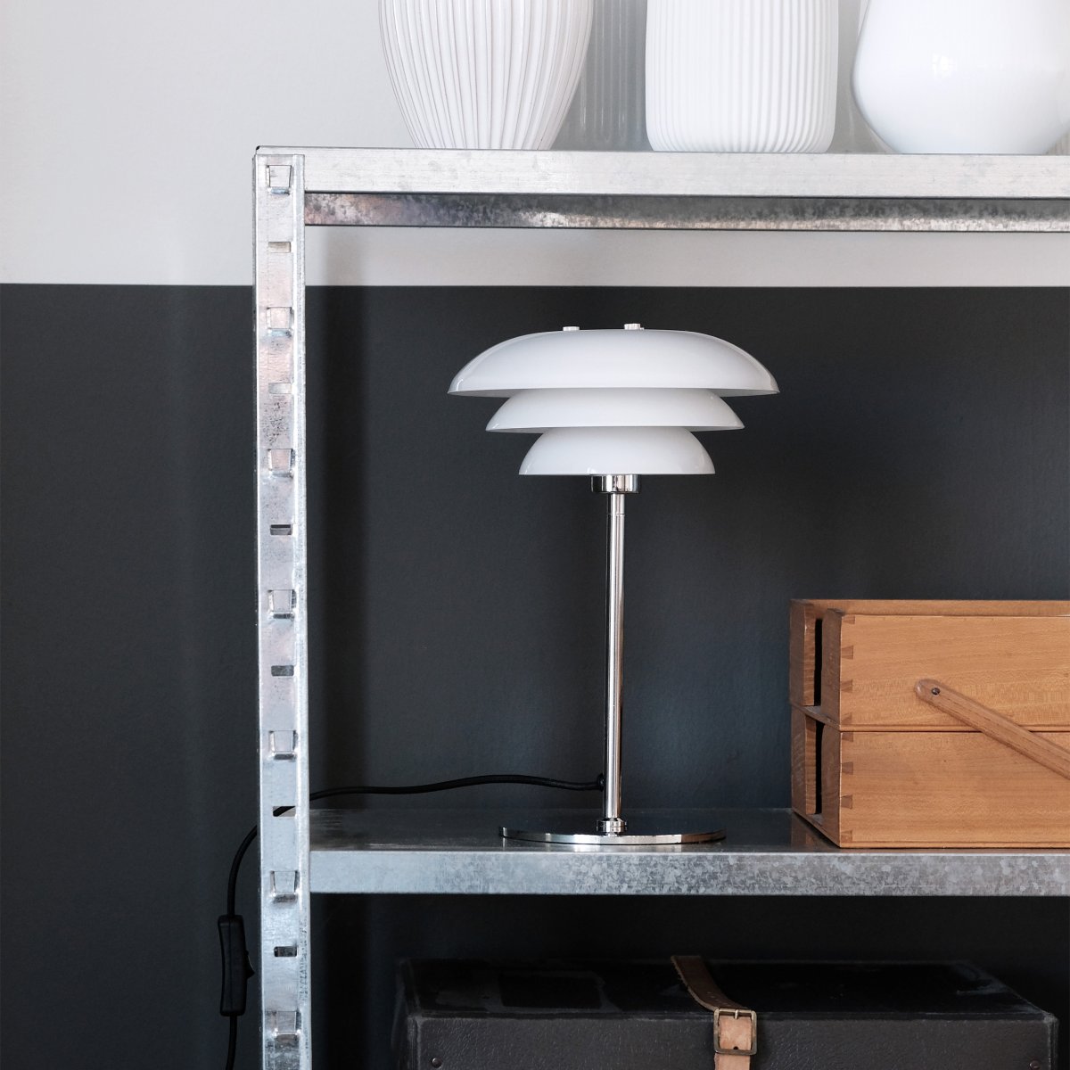 DL20 30cm Chrom bordlampe Fra Dyberg Larsen - DL20 med opalglas og krombund giver dit hjem en elegant og stilfuld opgradering.