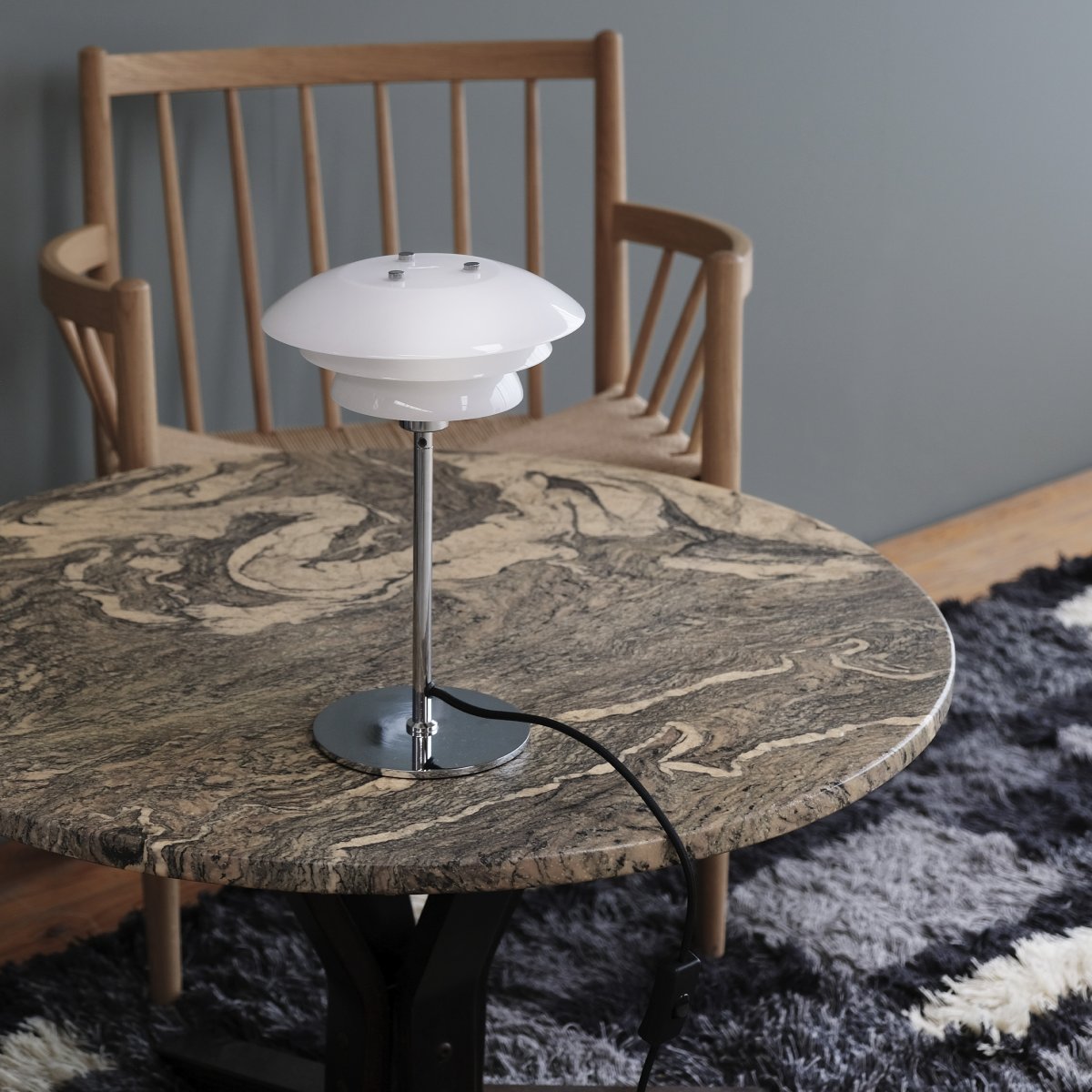 DL20 30cm Chrom bordlampe Fra Dyberg Larsen - DL20 med opalglas og krombund giver dit hjem en elegant og stilfuld opgradering.