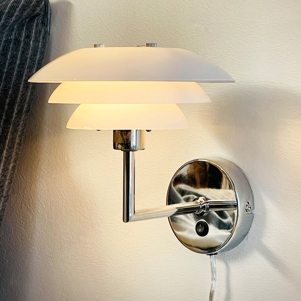 DL20 Chrom væglampe Fra Dyberg Larsen - DL20 v&aelig;glampen har et klassisk og enkelt design med tre sk&aelig;rme, der skaber et flot og bl&aelig;ndfrit lys.