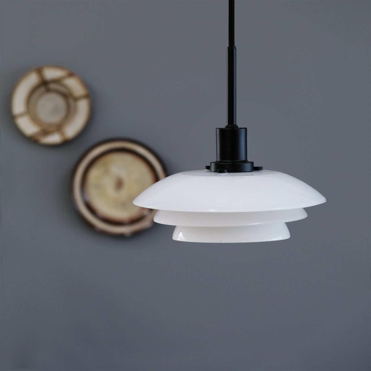 DL20 Ø20 Sort loftslampe Fra Dyberg Larsen - Vedhænget kommer med en 3m sort tekstilsnor og har et klassisk og moderne design med mundblæst glas.