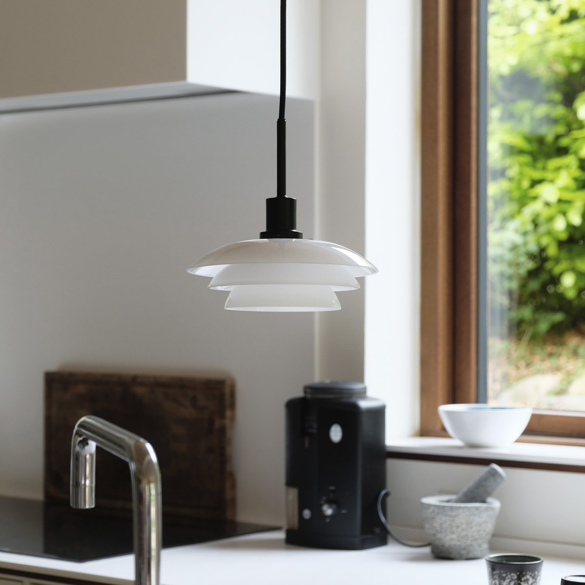 DL20 Ø20 Sort loftslampe Fra Dyberg Larsen - Vedhænget kommer med en 3m sort tekstilsnor og har et klassisk og moderne design med mundblæst glas.