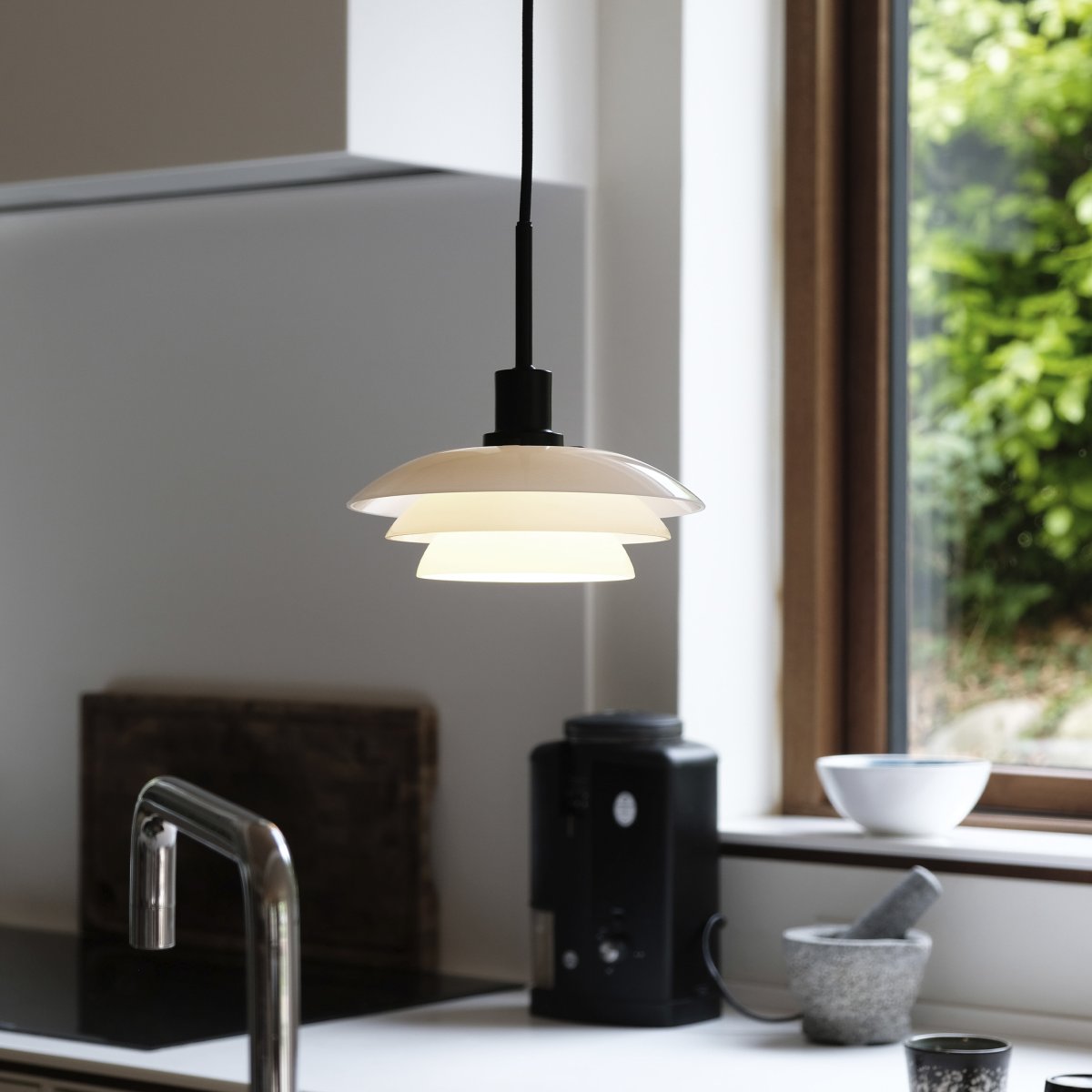 DL20 Ø20 Sort loftslampe Fra Dyberg Larsen - Vedhænget kommer med en 3m sort tekstilsnor og har et klassisk og moderne design med mundblæst glas.