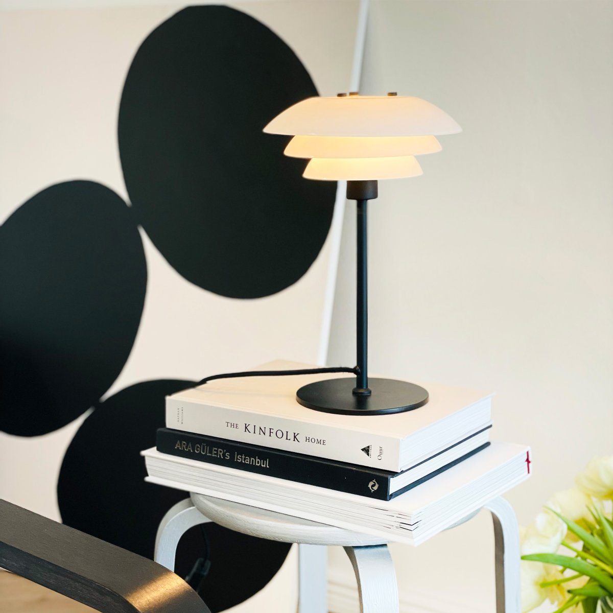 DL20 30cm Sort bordlampe Fra Dyberg Larsen - DL20 bordlampe i opalglas og sort farve har et eksklusivt og luksuri&oslash;st design, der ikke kun er smukt, men ogs&aring; giver rummet en behagelig belysning og skaber den perfekte atmosf&aelig;re til alle lejligheder.