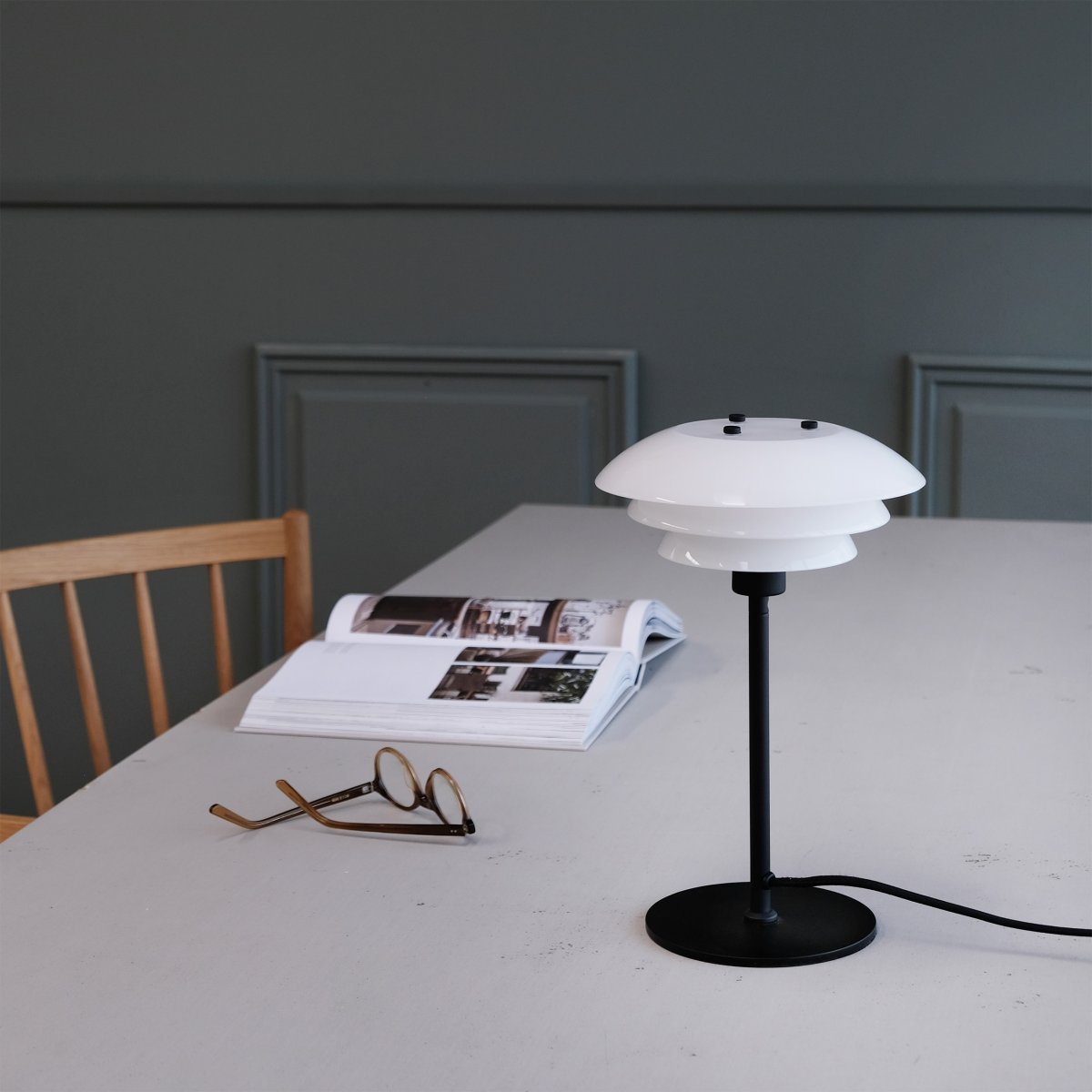 DL20 30cm Sort bordlampe Fra Dyberg Larsen - DL20 bordlampe i opalglas og sort farve har et eksklusivt og luksuri&oslash;st design, der ikke kun er smukt, men ogs&aring; giver rummet en behagelig belysning og skaber den perfekte atmosf&aelig;re til alle lejligheder.
