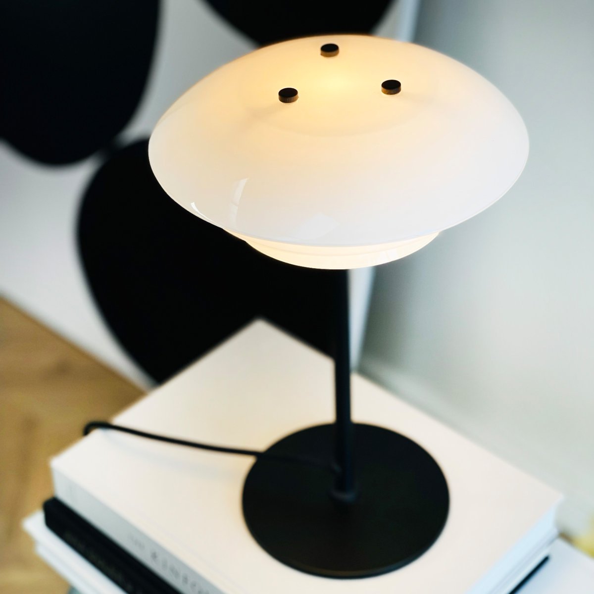 DL20 30cm Sort bordlampe Fra Dyberg Larsen - DL20 bordlampe i opalglas og sort farve har et eksklusivt og luksuri&oslash;st design, der ikke kun er smukt, men ogs&aring; giver rummet en behagelig belysning og skaber den perfekte atmosf&aelig;re til alle lejligheder.