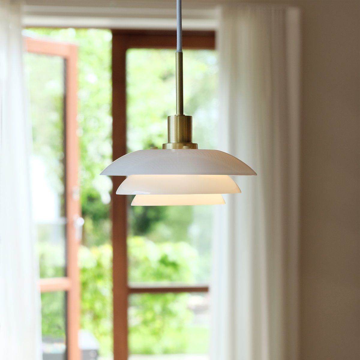 DL31 Ø31 Messing loftslampe Fra Dyberg Larsen - Vedhænget kommer med en 3m hvid tekstilsnor og har et klassisk og moderne design med mundblæst glas.