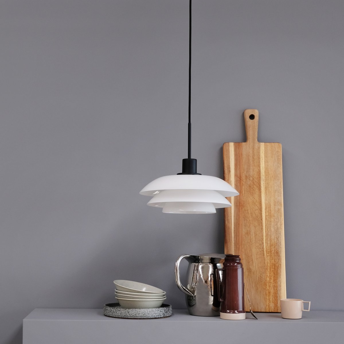 DL31 Ø31 Sort loftslampe Fra Dyberg Larsen - Vedhænget kommer med en 3m sort tekstilsnor og har et klassisk og moderne design med mundblæst glas.