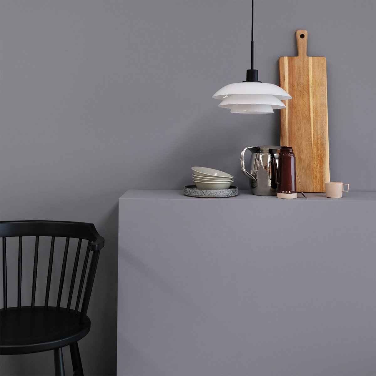 DL31 Ø31 Sort loftslampe Fra Dyberg Larsen - Vedhænget kommer med en 3m sort tekstilsnor og har et klassisk og moderne design med mundblæst glas.