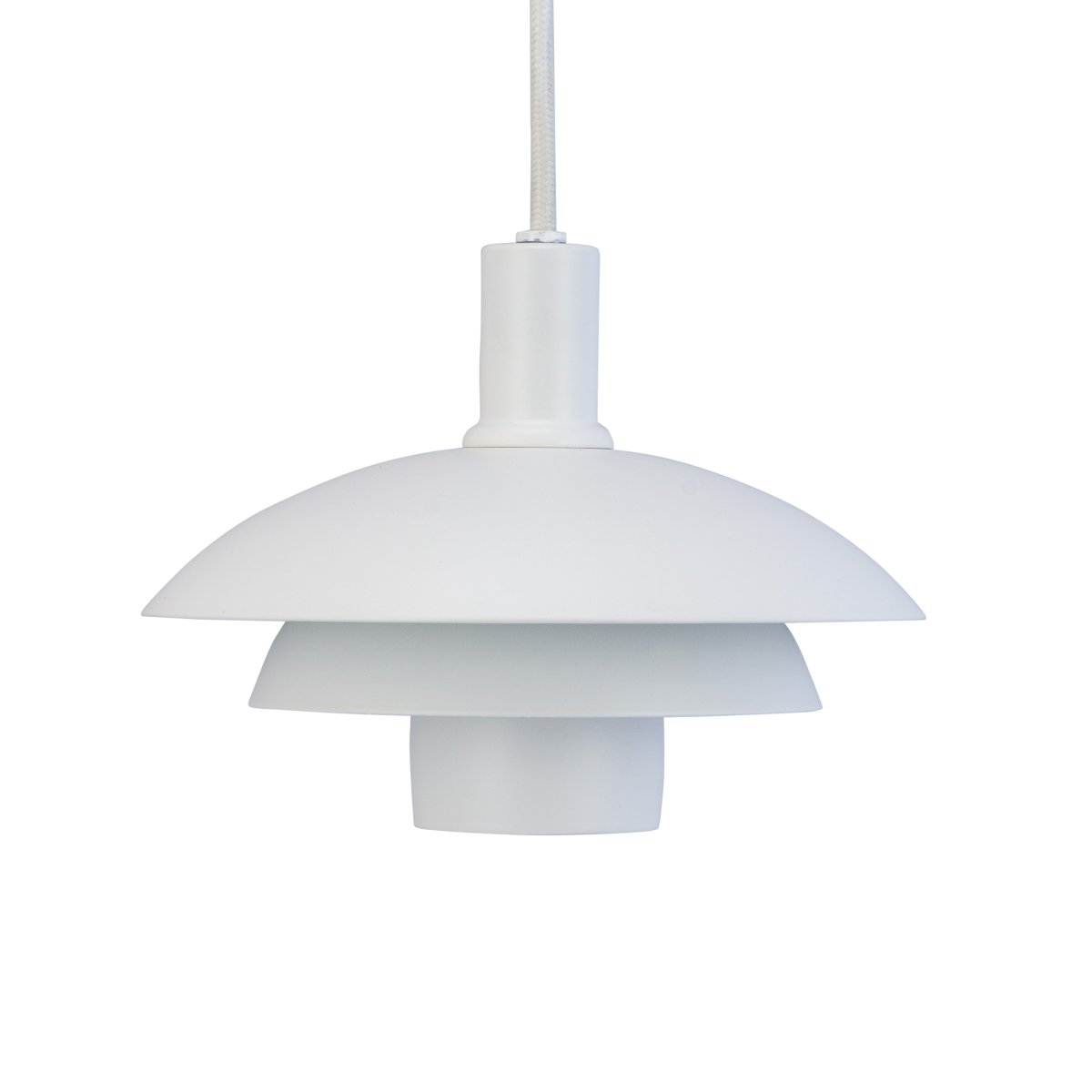 Morph Ø20 Hvid loftslampe Fra Dyberg Larsen - Morph kommer med en 3 meter lang sort stofledning, som giver fleksibilitet i placeringen og tilf&oslash;jer en stilfuld f&oslash;lelse til dit hjem.