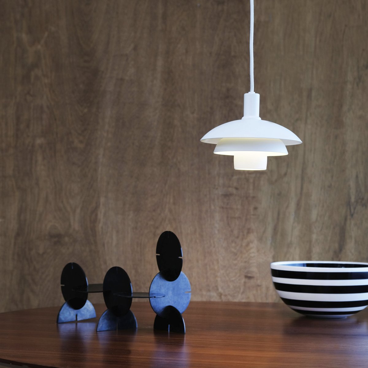 Morph Ø20 Hvid loftslampe Fra Dyberg Larsen - Morph kommer med en 3 meter lang sort stofledning, som giver fleksibilitet i placeringen og tilf&oslash;jer en stilfuld f&oslash;lelse til dit hjem.