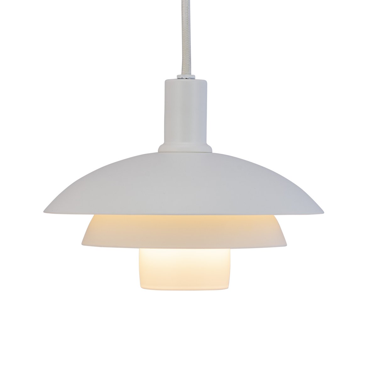 Morph Ø20 Hvid loftslampe Fra Dyberg Larsen - Morph kommer med en 3 meter lang sort stofledning, som giver fleksibilitet i placeringen og tilf&oslash;jer en stilfuld f&oslash;lelse til dit hjem.