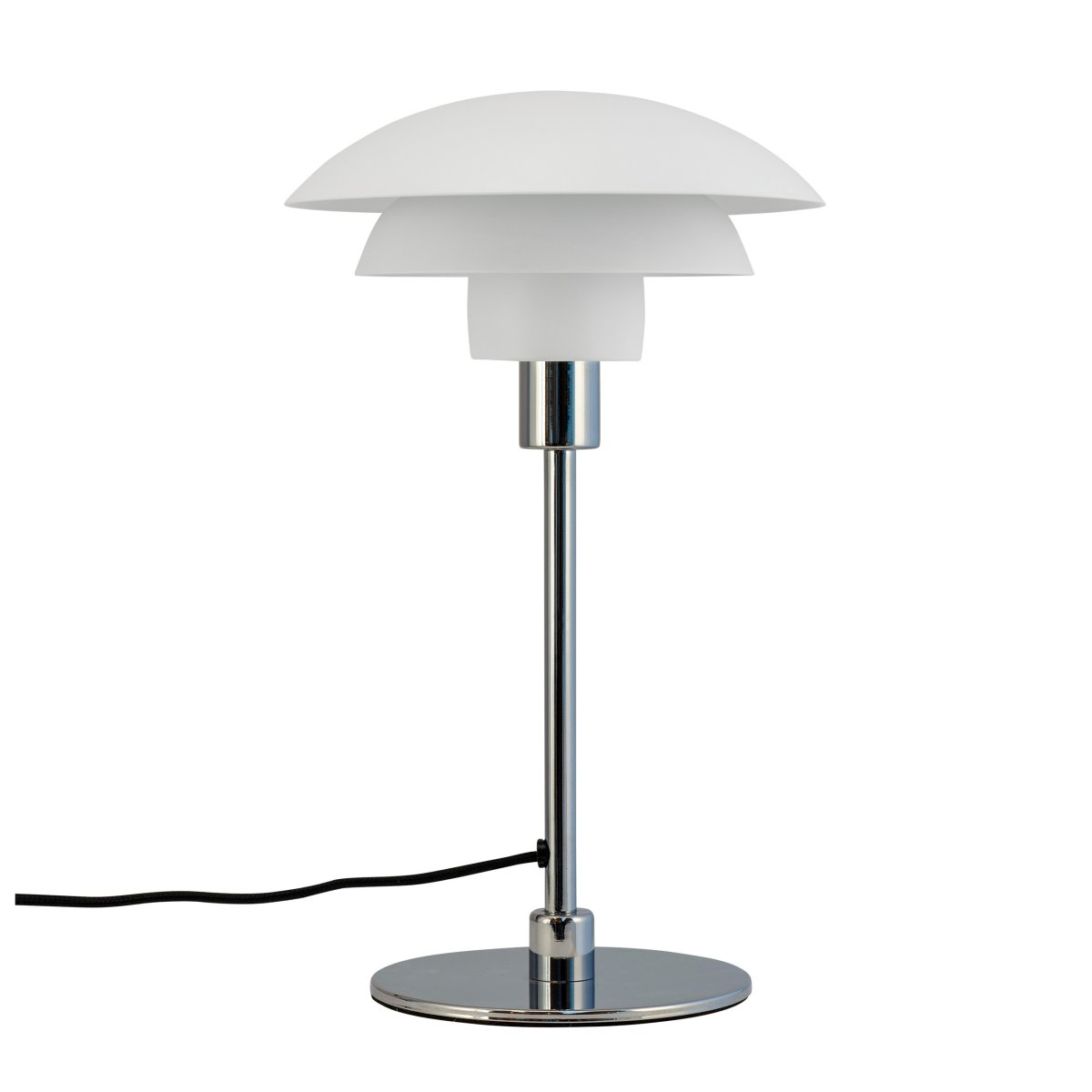 Morph 35cm Hvid bordlampe Fra Dyberg Larsen - Morph bordlampe i mat hvidt metal med kromfod skaber en klassisk og stilfuld nordisk atmosf&aelig;re.
