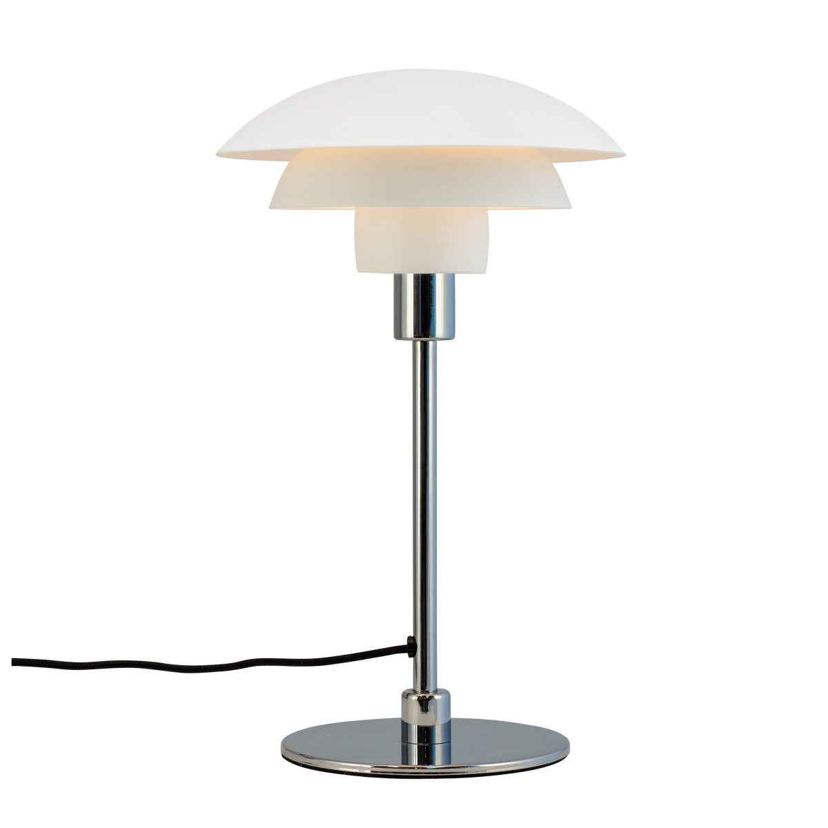 Morph 35cm Hvid bordlampe Fra Dyberg Larsen - Morph bordlampe i mat hvidt metal med kromfod skaber en klassisk og stilfuld nordisk atmosf&aelig;re.