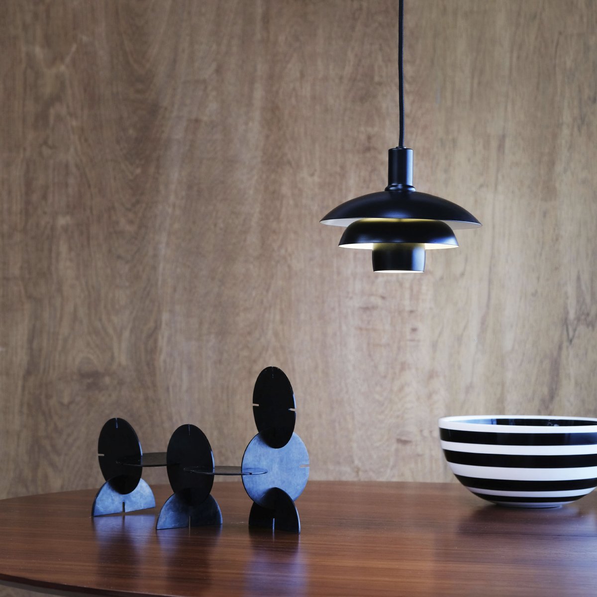 Morph Ø30 Sort loftslampe Fra Dyberg Larsen - Morph kommer med en 3 meter lang sort stofledning, som giver fleksibilitet i placeringen og tilføjer en stilfuld følelse til dit hjem.