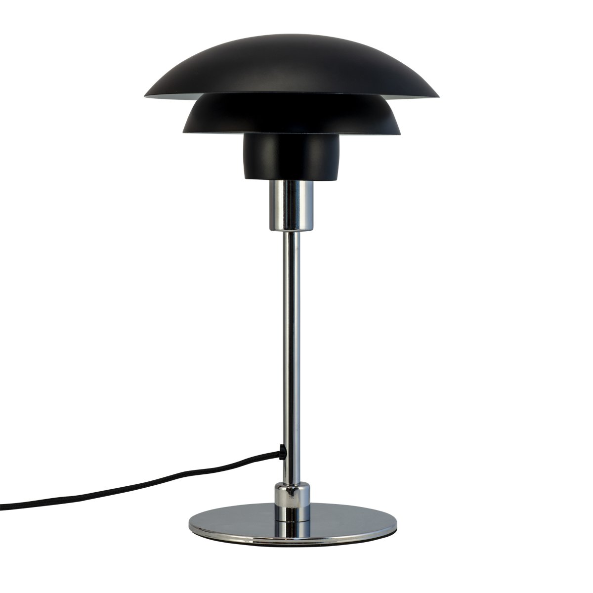 Morph 35cm Sort bordlampe Fra Dyberg Larsen - Morph bordlampe i matsort metal med kromfod skaber en klassisk og stilfuld nordisk atmosfære.