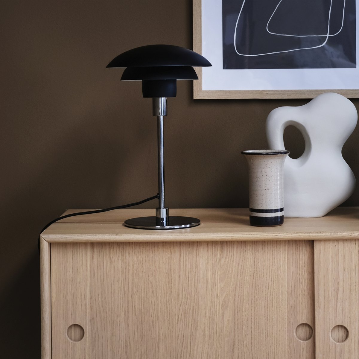 Morph 35cm Sort bordlampe Fra Dyberg Larsen - Morph bordlampe i matsort metal med kromfod skaber en klassisk og stilfuld nordisk atmosfære.