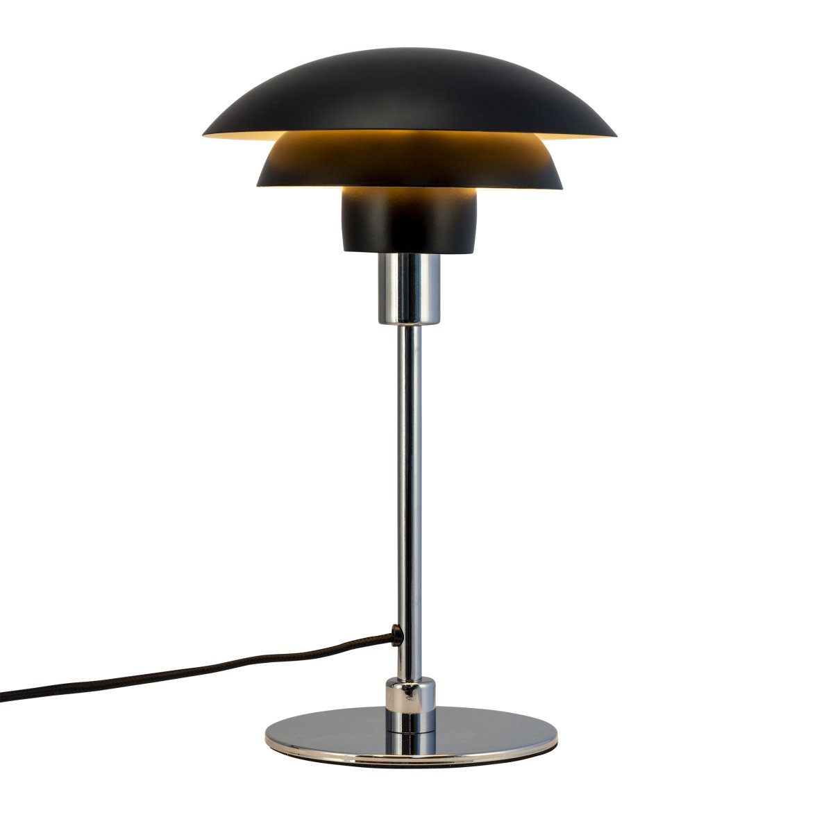 Morph 35cm Sort bordlampe Fra Dyberg Larsen - Morph bordlampe i matsort metal med kromfod skaber en klassisk og stilfuld nordisk atmosfære.