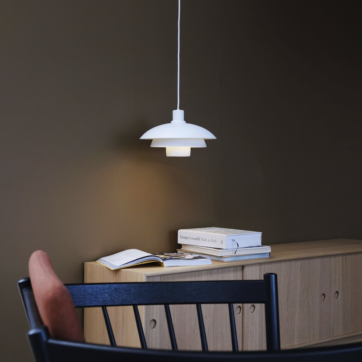 Morph Ø30 Hvid loftslampe Fra Dyberg Larsen - Morph kommer med en 3 meter lang sort stofledning, som giver fleksibilitet i placeringen og tilføjer en stilfuld følelse til dit hjem.