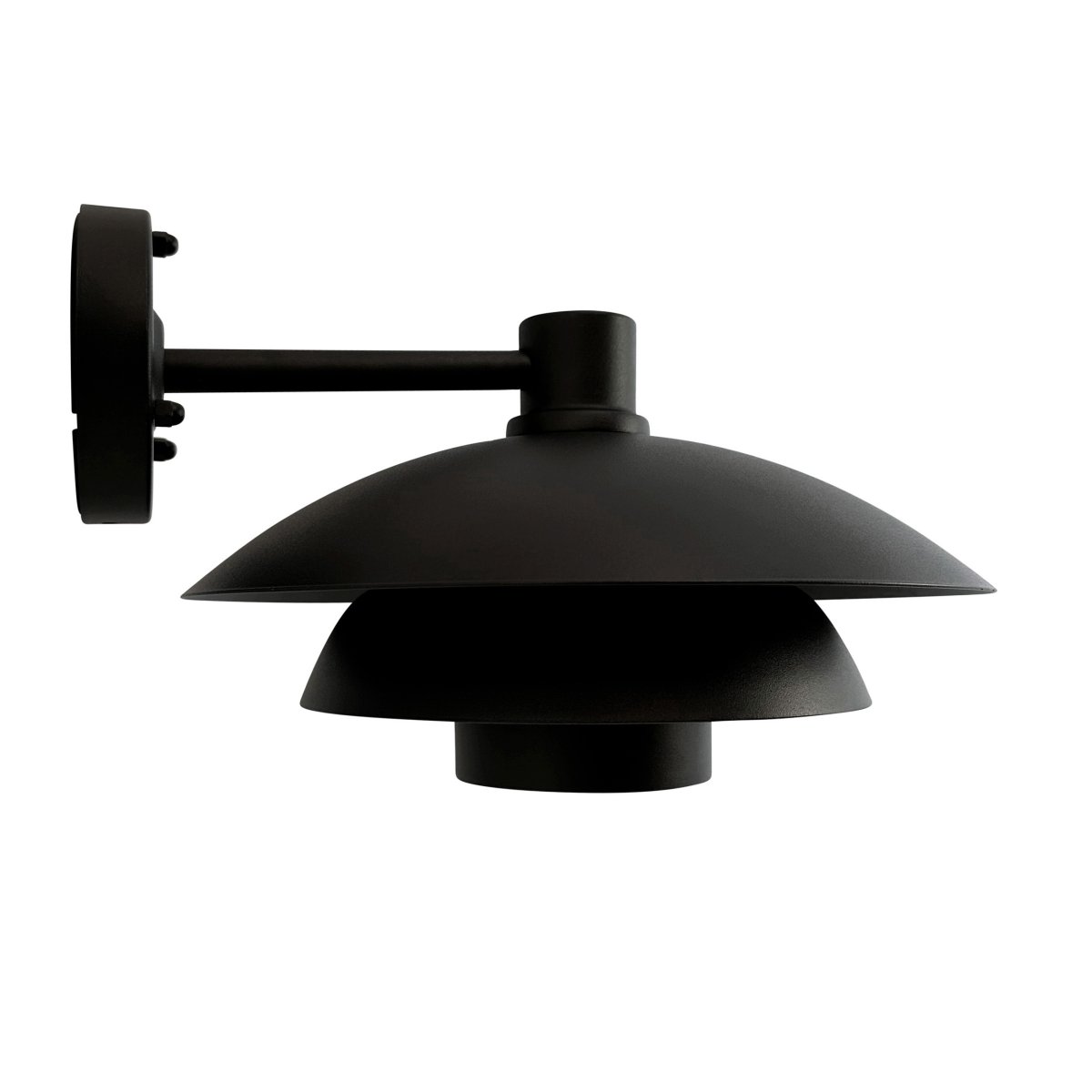 Morph Sort udendørslampe Fra Dyberg Larsen - Skab en indbydende atmosfære ved din hoveddør med Morph udendørsbelysning i en smuk sort metalfarve.