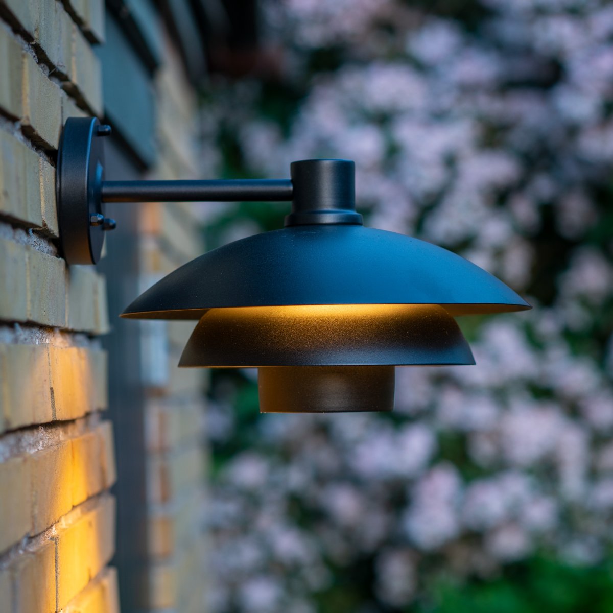 Morph Sort udendørslampe Fra Dyberg Larsen - Skab en indbydende atmosfære ved din hoveddør med Morph udendørsbelysning i en smuk sort metalfarve.