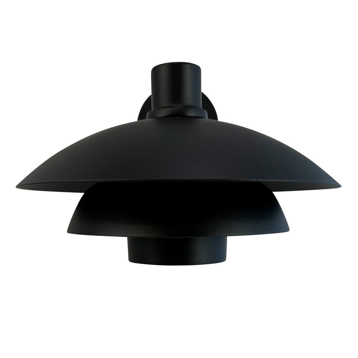 Morph Sort udendørslampe Fra Dyberg Larsen - Skab en indbydende atmosfære ved din hoveddør med Morph udendørsbelysning i en smuk sort metalfarve.