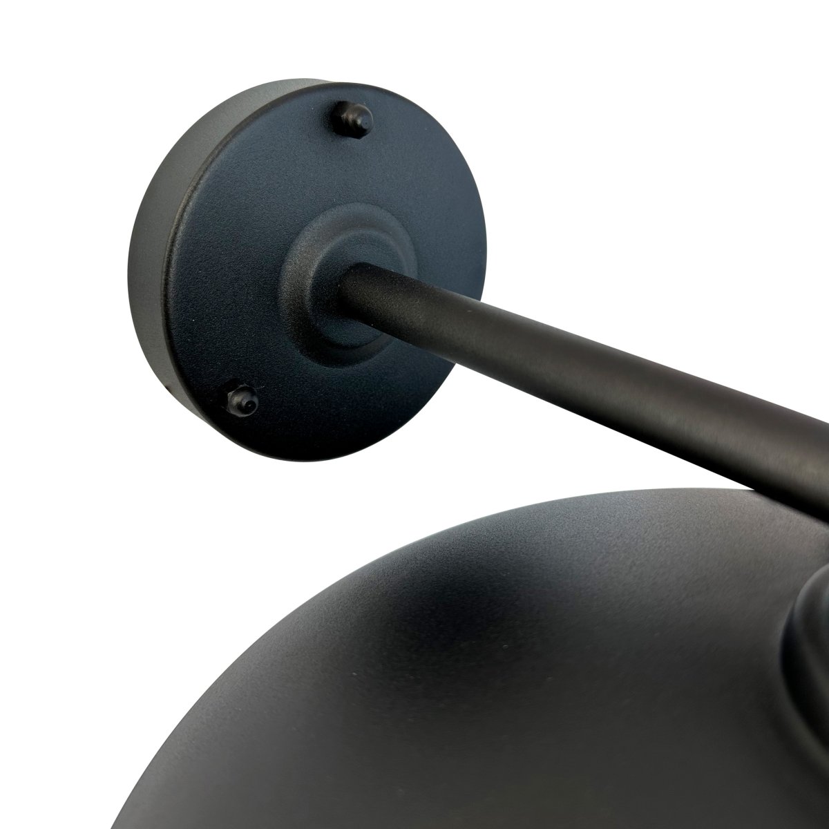Morph Sort udendørslampe Fra Dyberg Larsen - Skab en indbydende atmosfære ved din hoveddør med Morph udendørsbelysning i en smuk sort metalfarve.
