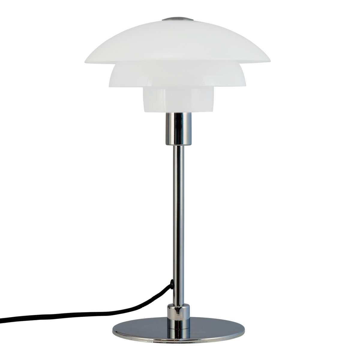 Morph 35cm Opal bordlampe Fra Dyberg Larsen - Denne bordlampe skaber en klassisk og smuk nordisk stil og passer med sit tidløse design perfekt ind i stuen, soveværelset eller kontoret.