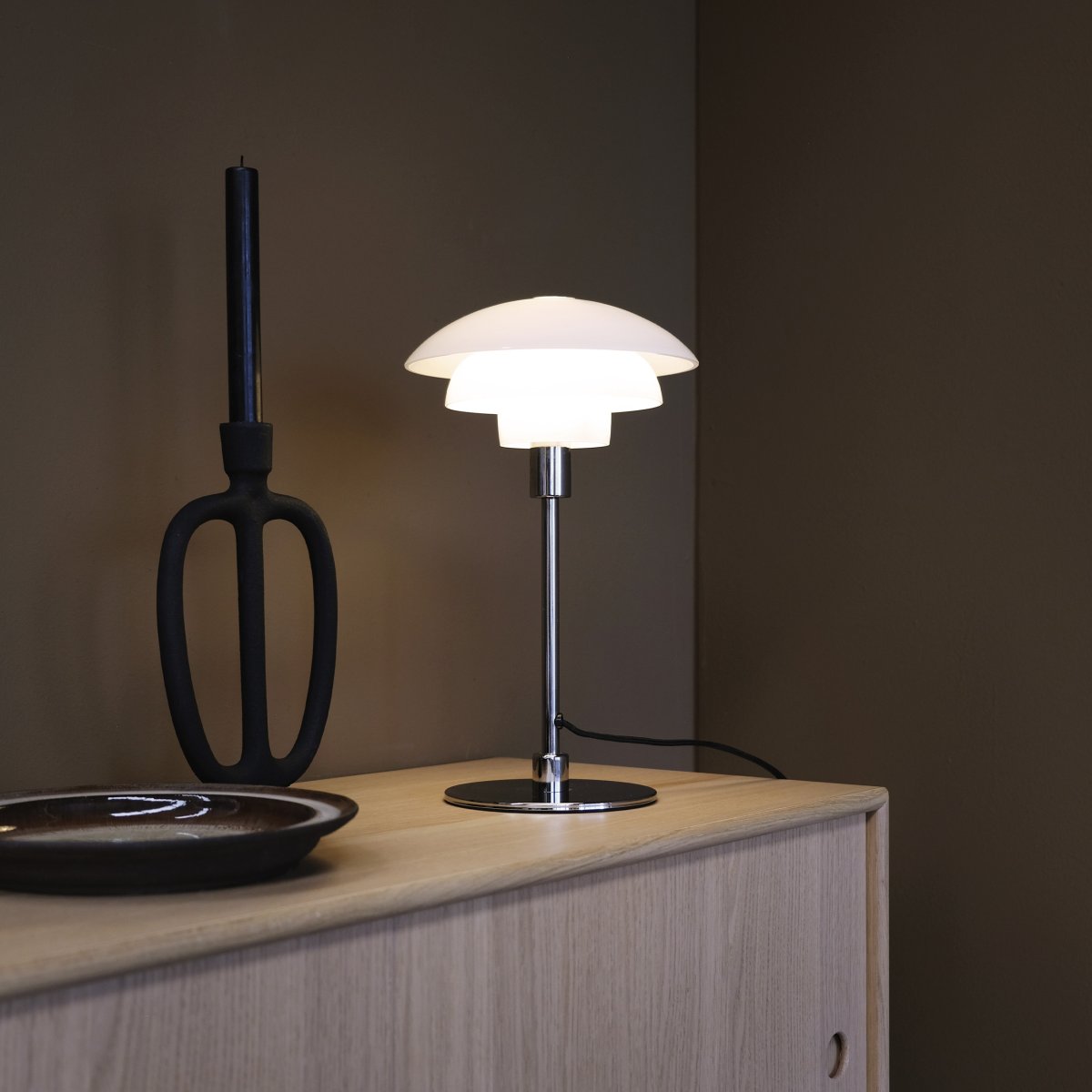 Morph 35cm Opal bordlampe Fra Dyberg Larsen - Denne bordlampe skaber en klassisk og smuk nordisk stil og passer med sit tidløse design perfekt ind i stuen, soveværelset eller kontoret.