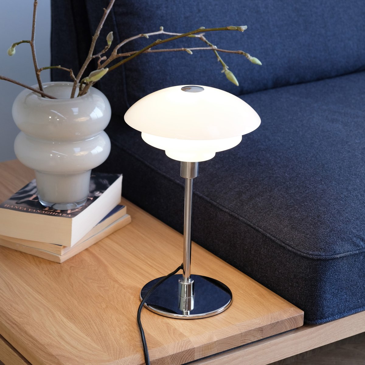 Morph 35cm Opal bordlampe Fra Dyberg Larsen - Denne bordlampe skaber en klassisk og smuk nordisk stil og passer med sit tidløse design perfekt ind i stuen, soveværelset eller kontoret.