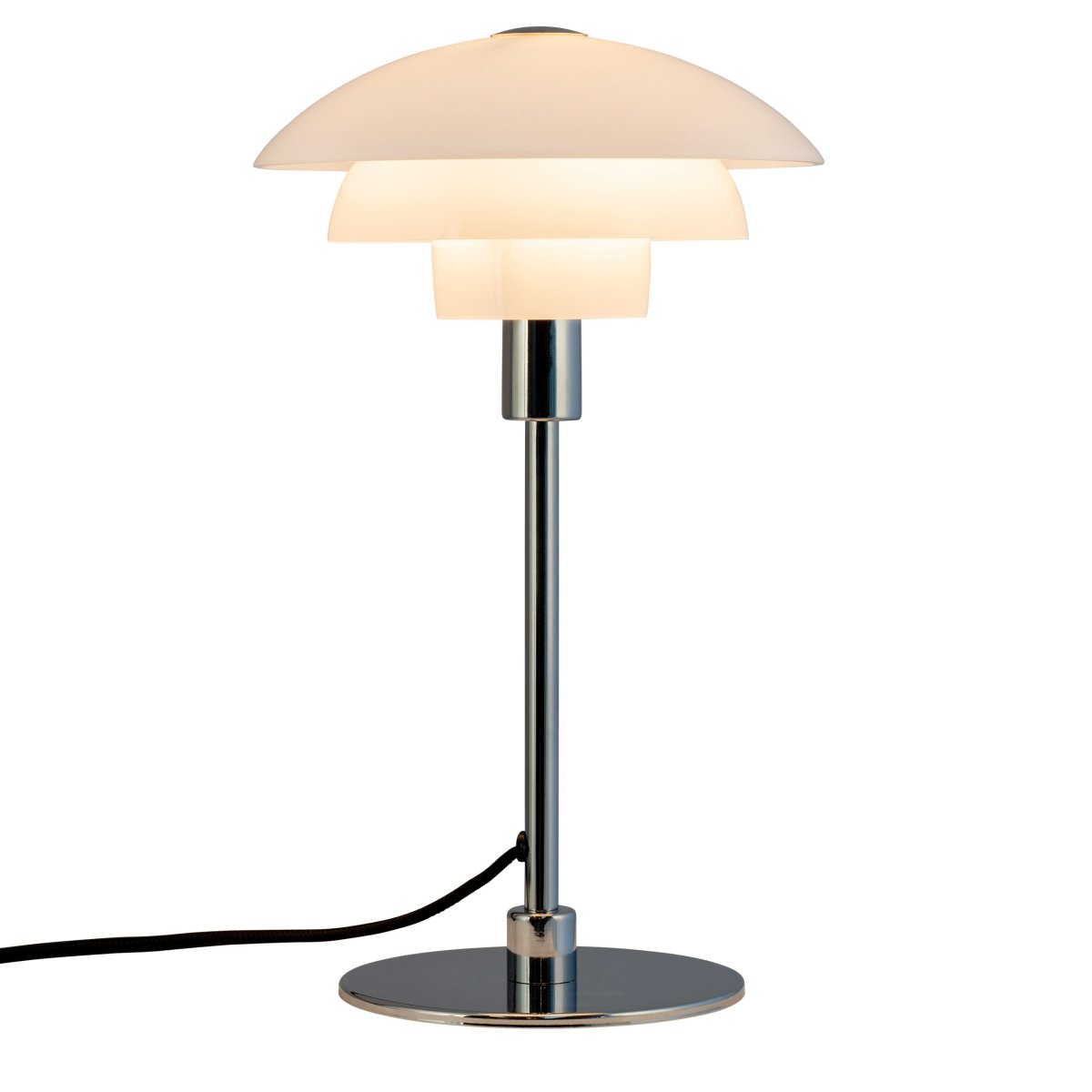 Morph 35cm Opal bordlampe Fra Dyberg Larsen - Denne bordlampe skaber en klassisk og smuk nordisk stil og passer med sit tidløse design perfekt ind i stuen, soveværelset eller kontoret.