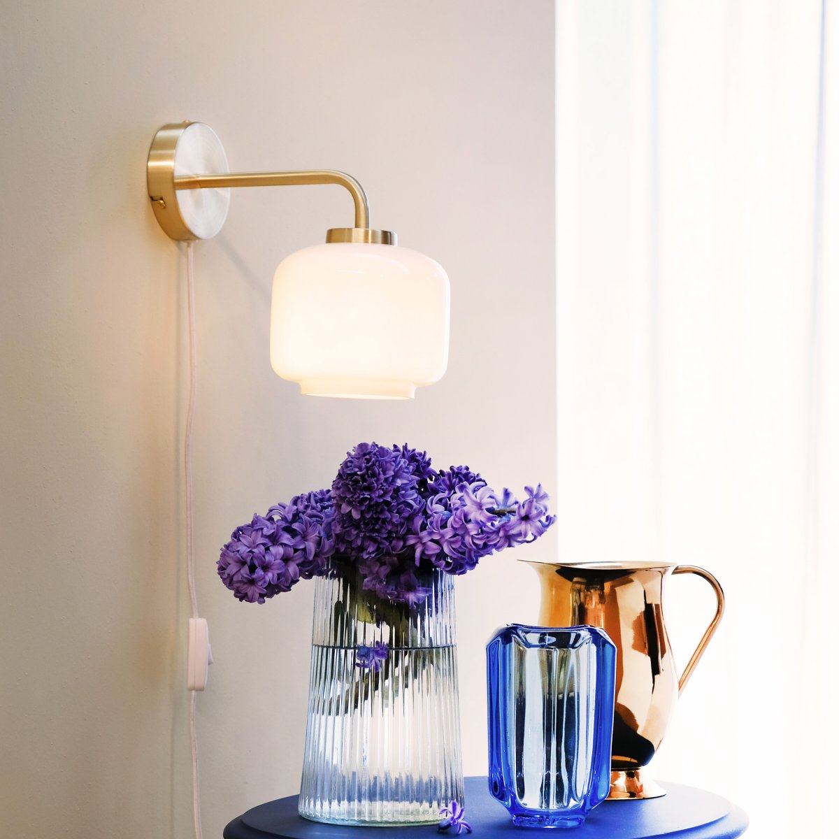 Arp Ø15 Messing væglampe Fra Dyberg Larsen - Arp væglampe i mat messing og opalglas kombinerer moderne og klassisk design.