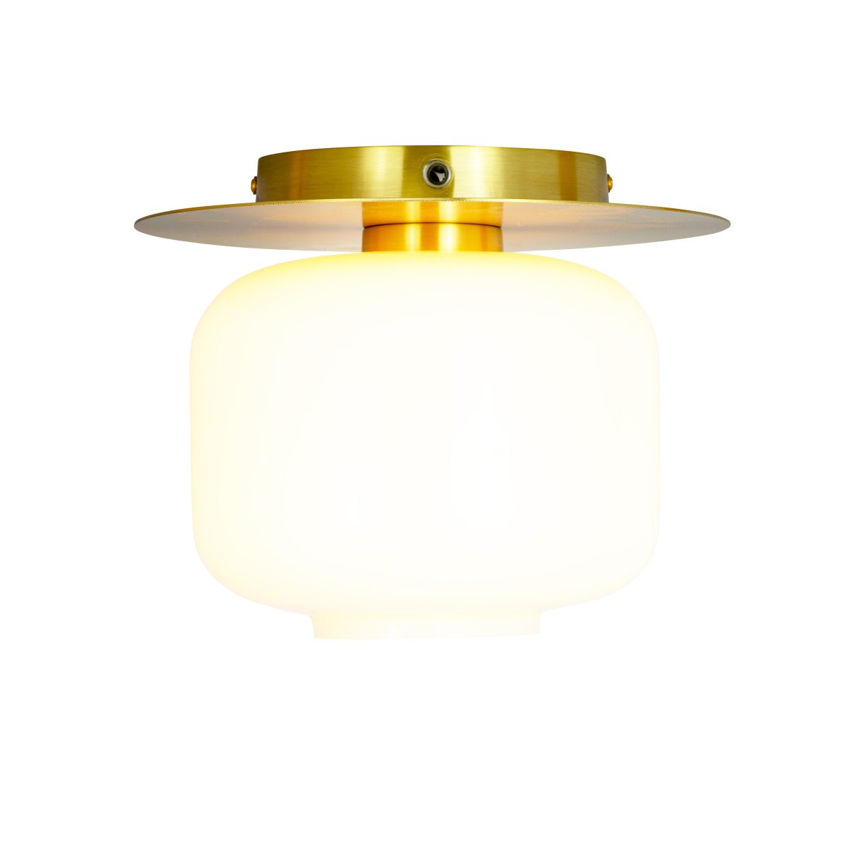 Arp Ø25 Messing plafond Fra Dyberg Larsen - Lampen sidder t&aelig;t p&aring; loftet, og den messingfarvede plade skaber en elegant barriere mellem loftet og glasset.
