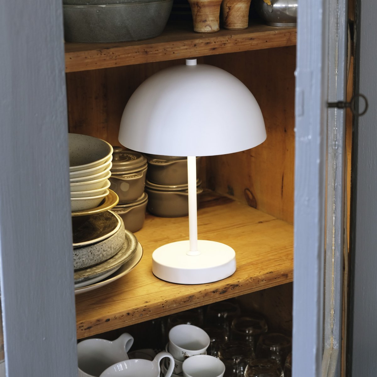 Stockholm 30cm Hvid bærbar Fra Dyberg Larsen - Stockholm LED bordlampe i hvid er en genopladelig lampe med tre lysstyrkeniveauer (100%, 50% og 25%), ideel til b&aring;de indend&oslash;rs og lejlighedsvis udend&oslash;rs brug.