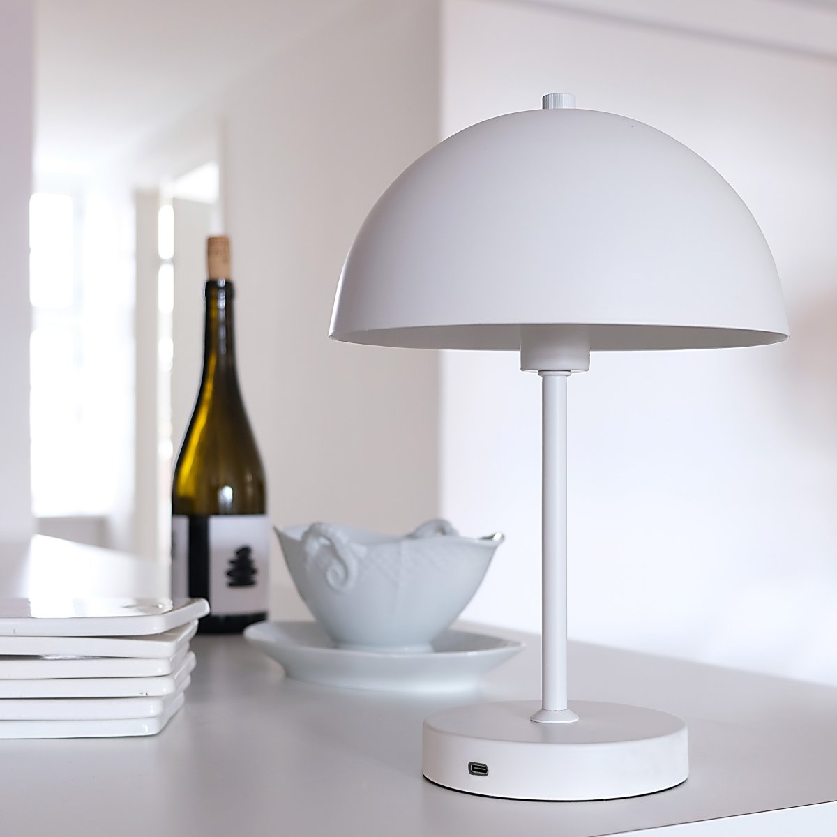 Stockholm 30cm Hvid bærbar Fra Dyberg Larsen - Stockholm LED bordlampe i hvid er en genopladelig lampe med tre lysstyrkeniveauer (100%, 50% og 25%), ideel til b&aring;de indend&oslash;rs og lejlighedsvis udend&oslash;rs brug.