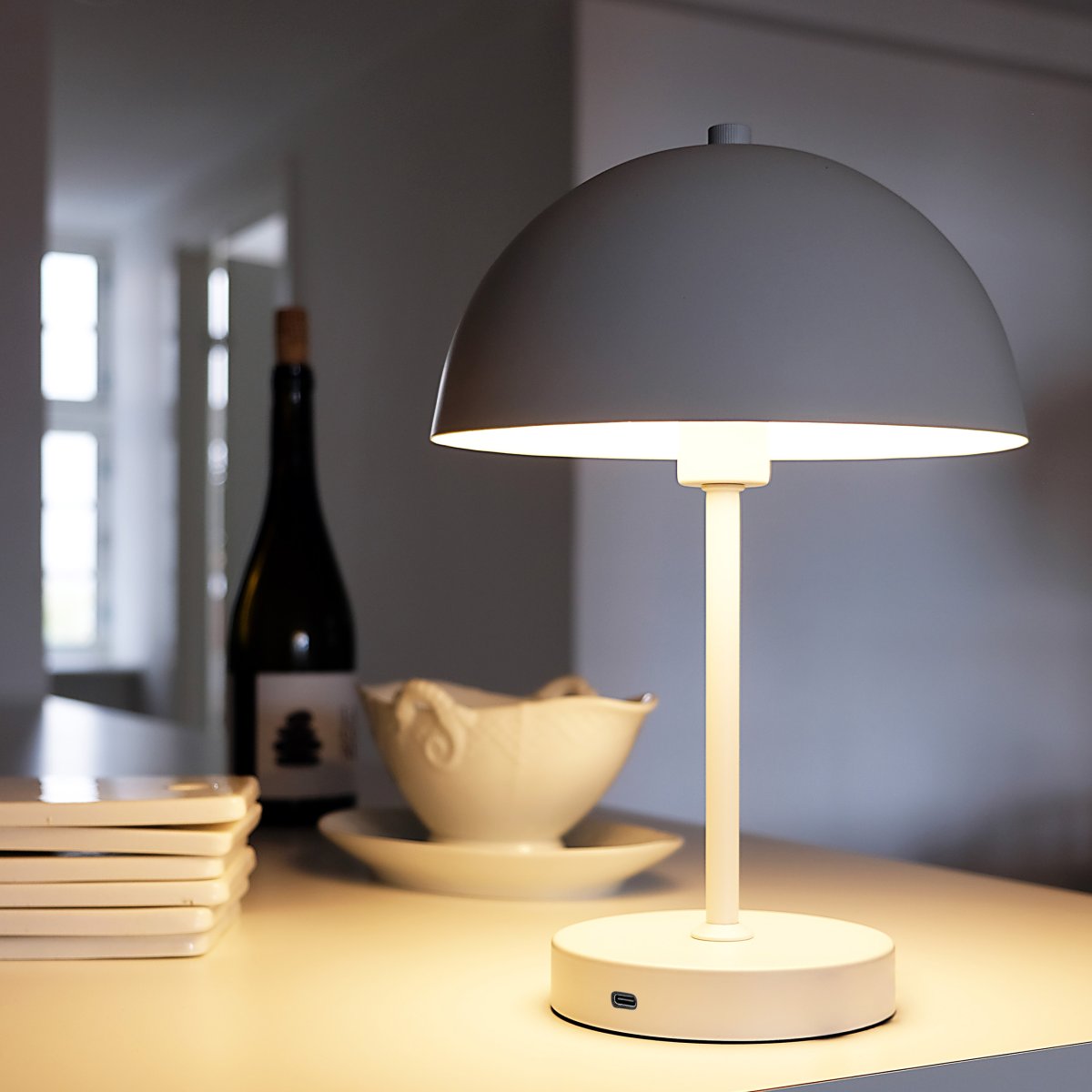 Stockholm 30cm Hvid bærbar Fra Dyberg Larsen - Stockholm LED bordlampe i hvid er en genopladelig lampe med tre lysstyrkeniveauer (100%, 50% og 25%), ideel til b&aring;de indend&oslash;rs og lejlighedsvis udend&oslash;rs brug.