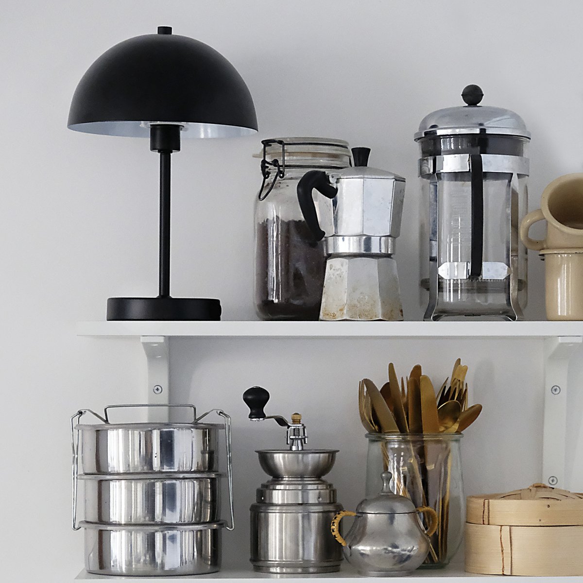 Stockholm 30cm Sort bærbar Fra Dyberg Larsen - Stockholm LED bordlampe i sort er en genopladelig lampe med tre lysstyrkeniveauer (100%, 50% og 25%), ideel til b&aring;de indend&oslash;rs og lejlighedsvis udend&oslash;rs brug.