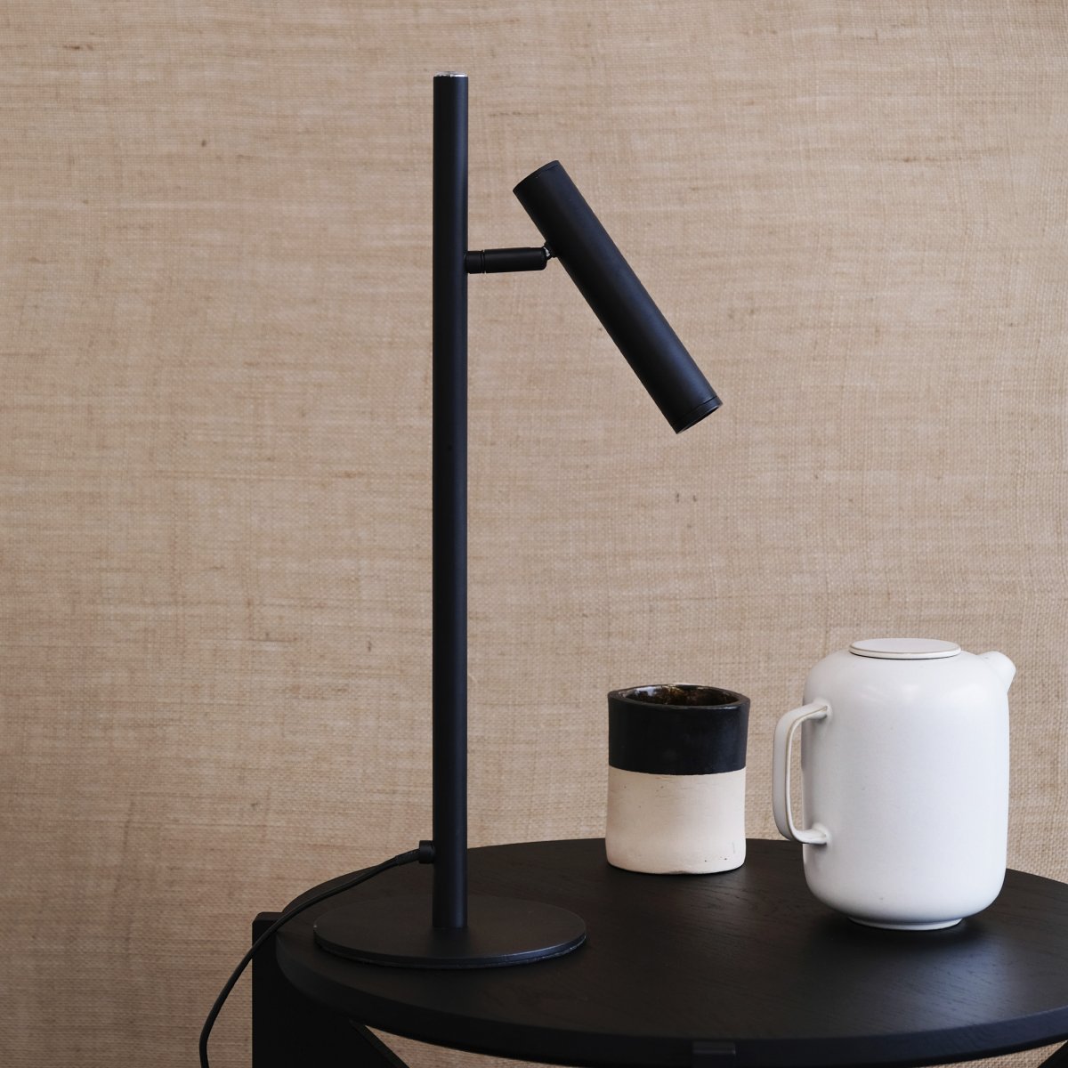 Carlo 48cm Sort skrivebordslampe Fra Dyberg Larsen - Den har en indbygget LED og en trinløs lysdæmper, der styres med en touch-knap.
