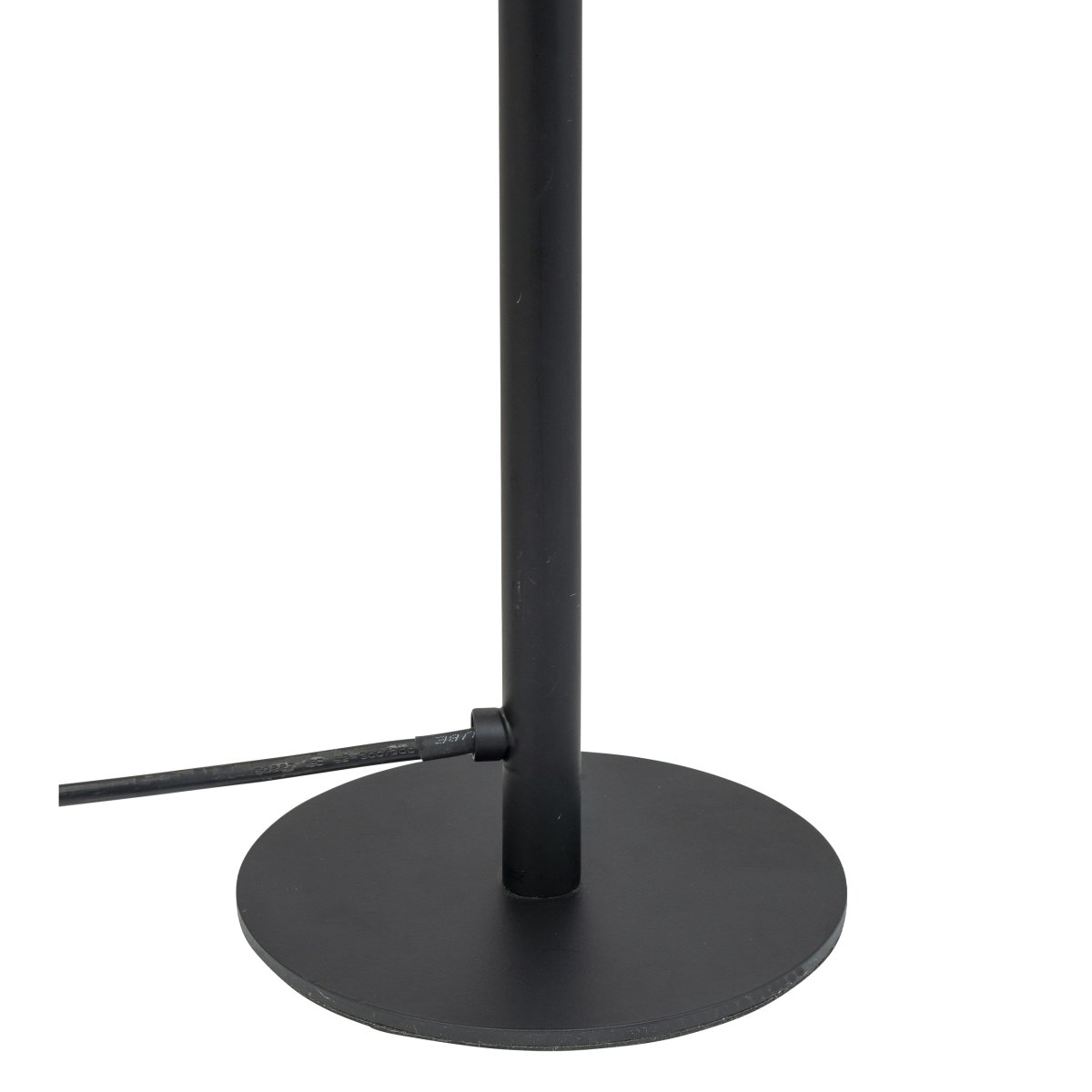 Carlo 48cm Sort skrivebordslampe Fra Dyberg Larsen - Den har en indbygget LED og en trinløs lysdæmper, der styres med en touch-knap.