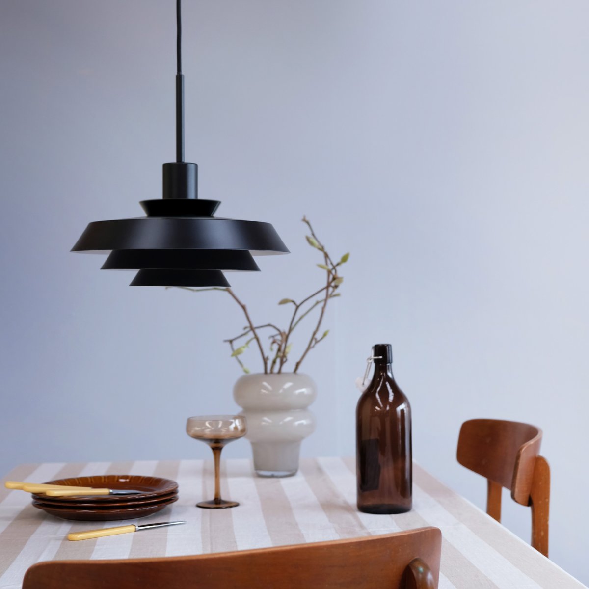 DL30 Ø30 Sort loftslampe Fra Dyberg Larsen - Opgrader din belysning over spisebordet, i k&oslash;kkenet, hallen eller et andet rum og nyd skandinavisk minimalisme og et varmt, hyggeligt lys med DL30 pendellampen.